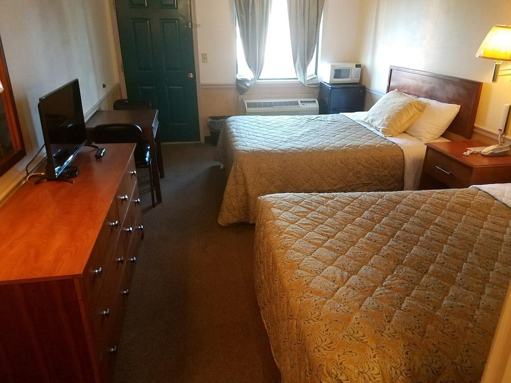 Traveler's Choice Motel photo 13