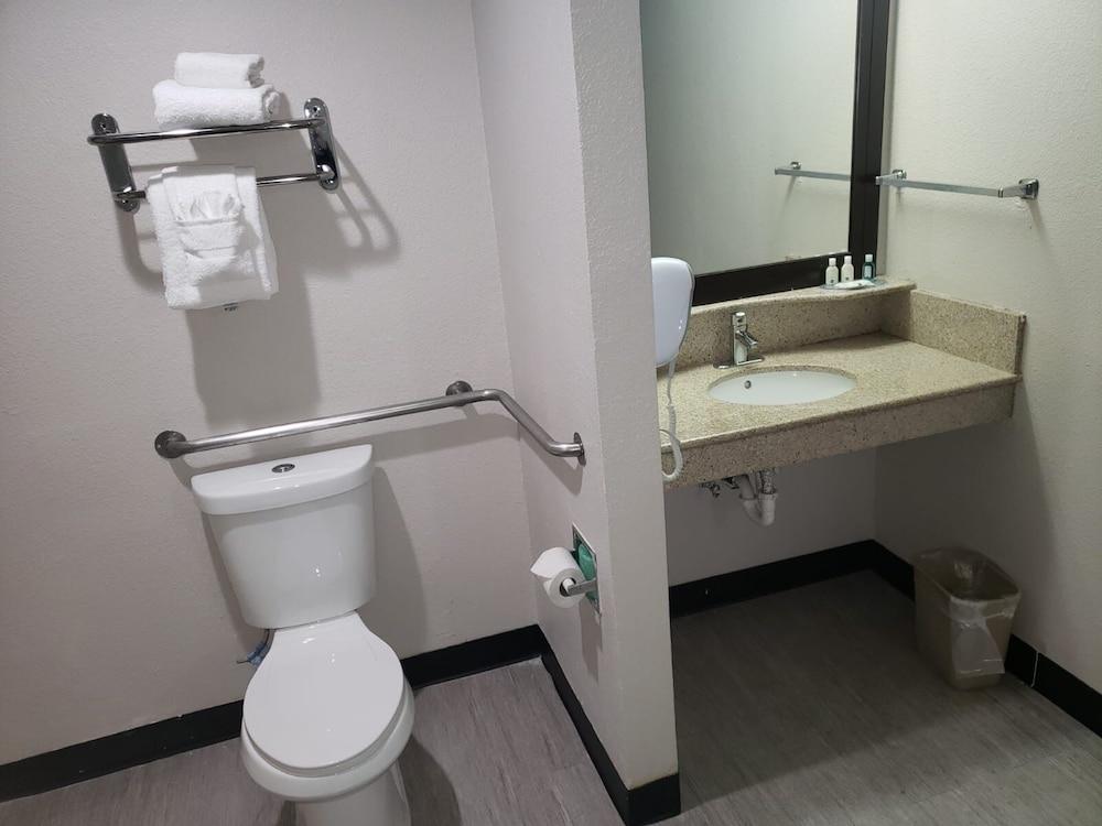 Quality Inn Airport East photo 8