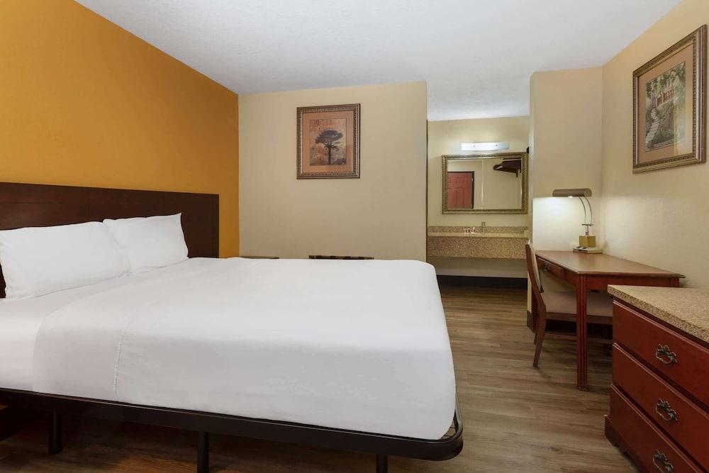 Travelodge by Wyndham Albuquerque East photo 37