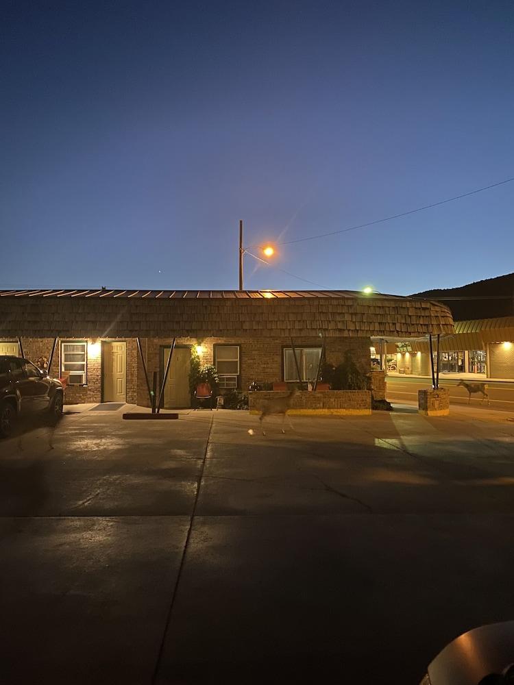 Rustic Inn Motel photo 100