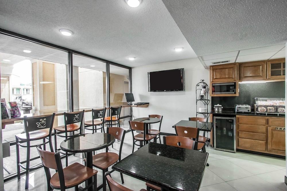 Econo Lodge Inn & Suites Memphis East photo 14
