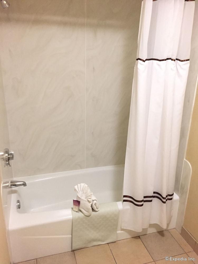 Anaheim Camelot Inn & Suites photo 22
