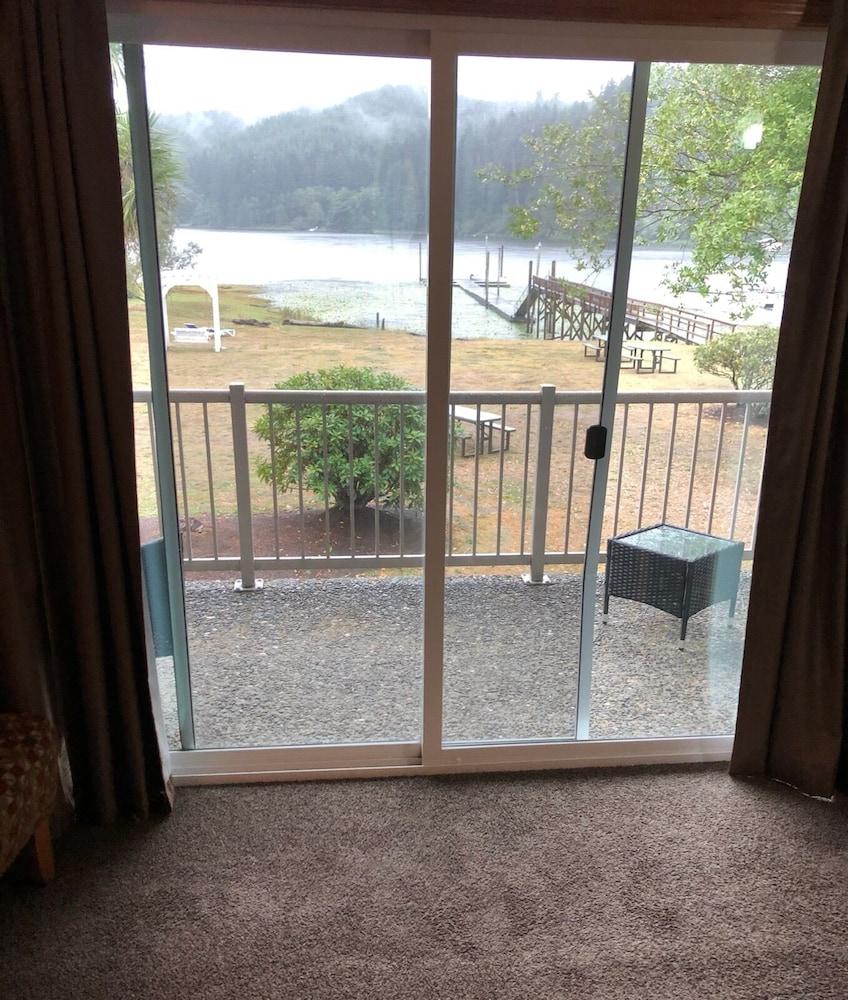 Lakeshore Lodge photo 31