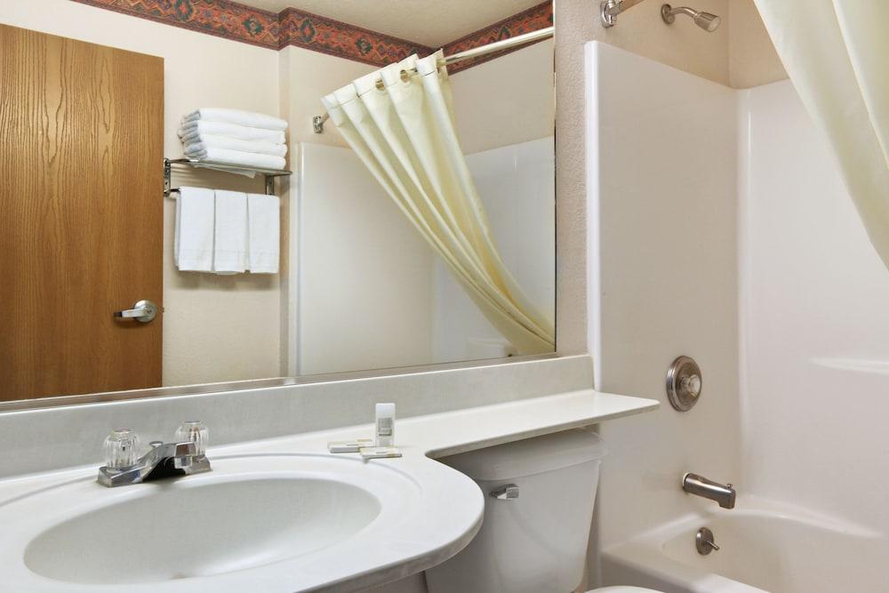 Microtel Inn & Suites by Wyndham Albuquerque West photo 17