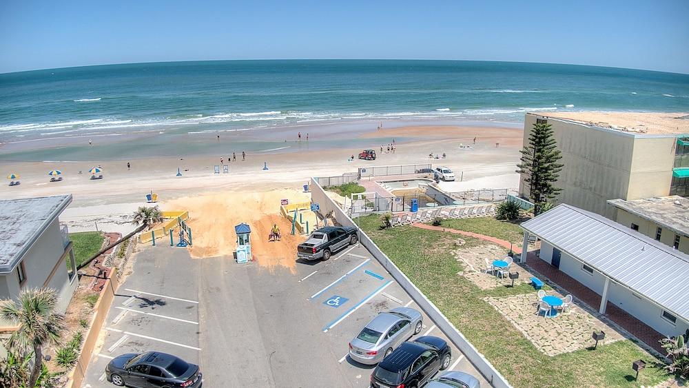 Daytona Shores Inn & Suites photo 41