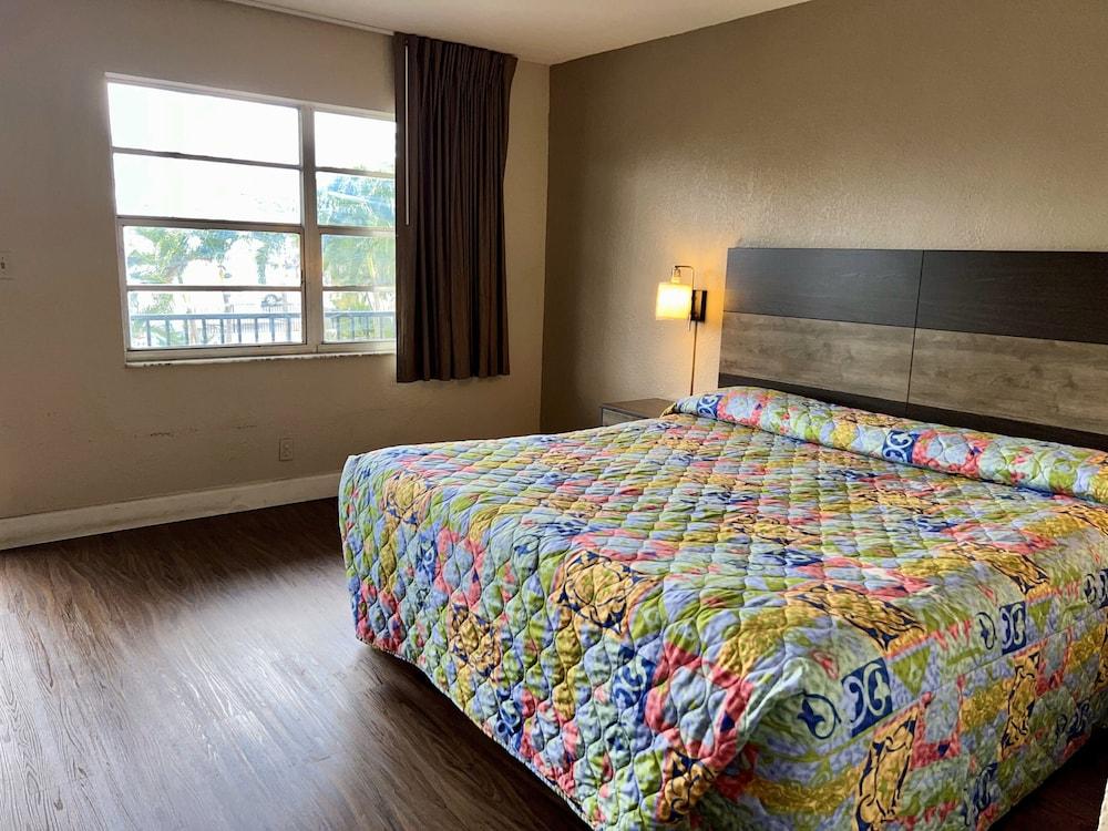 Americas Best Inn and Suites Fort Lauderdale North photo 2