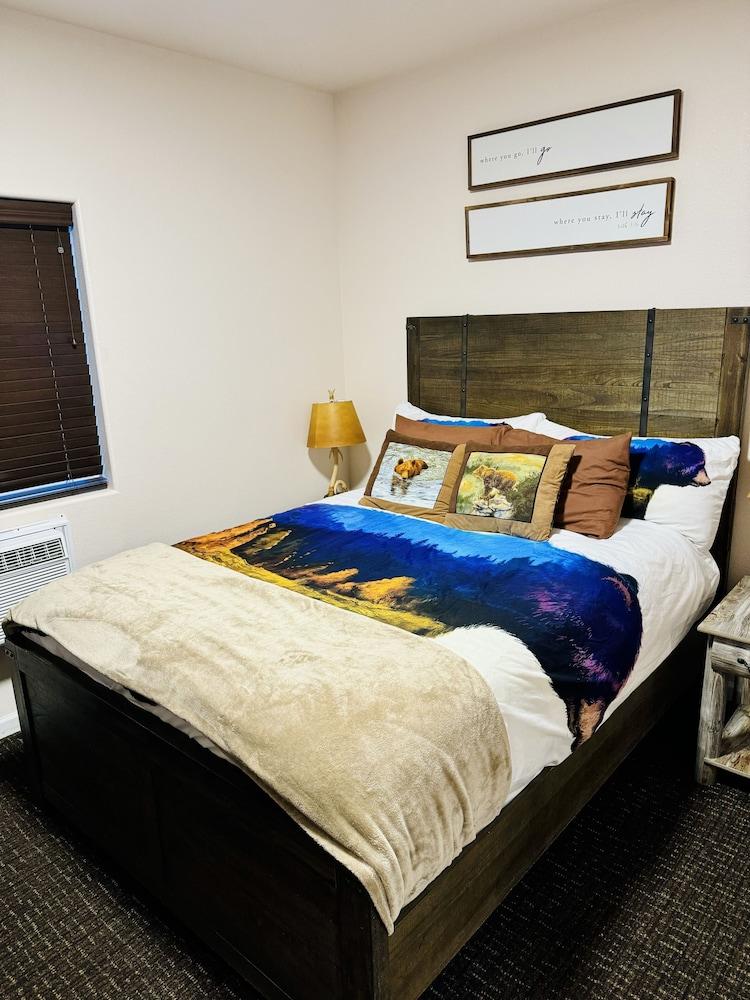 Grizzly Lodge Motel photo 10