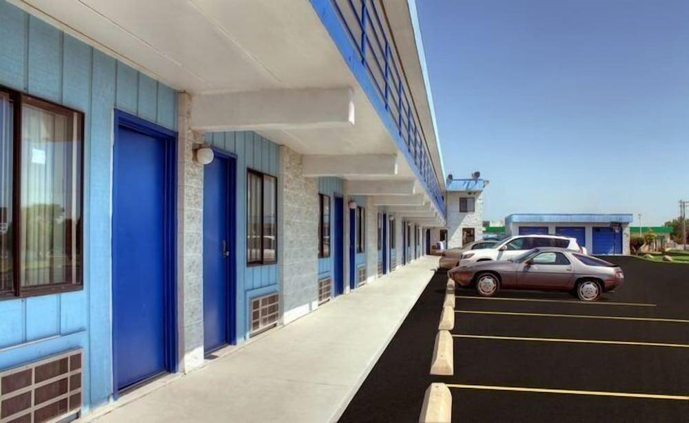 Country Host Motel photo 12