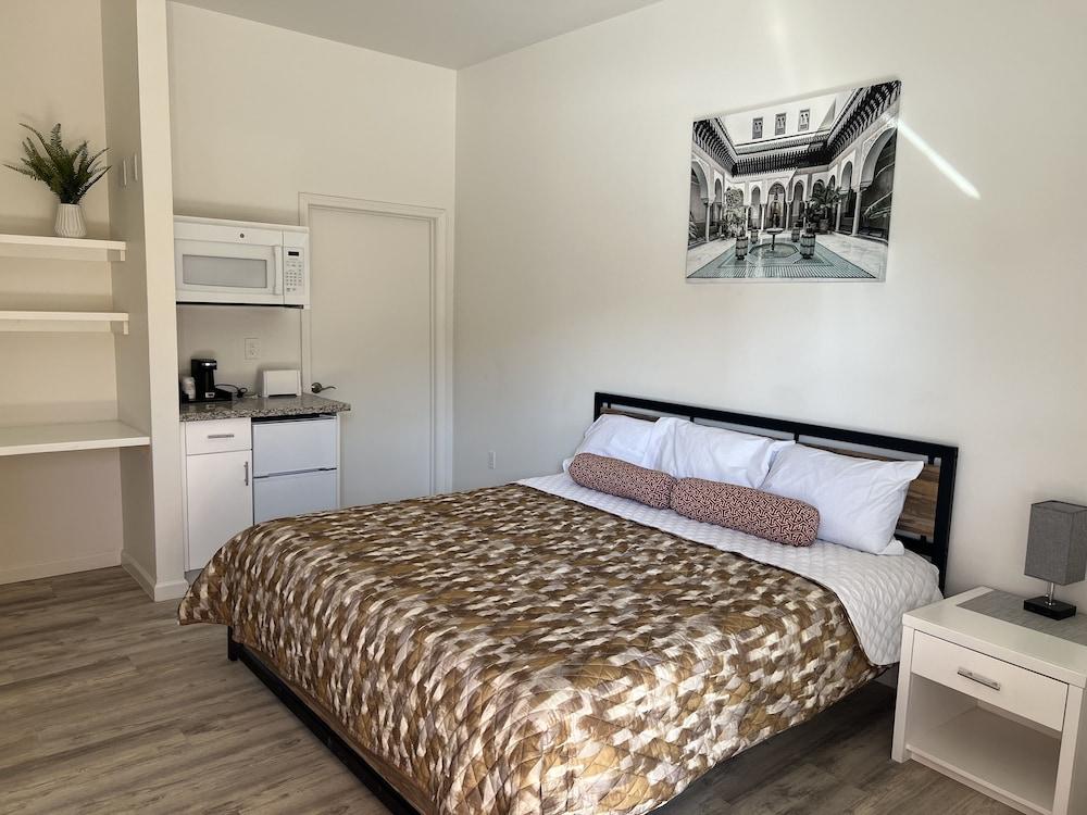 Villa Alamari Inn And Suites photo 17
