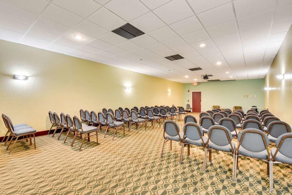 Econo Lodge Tampa near Busch Gardens photo 20