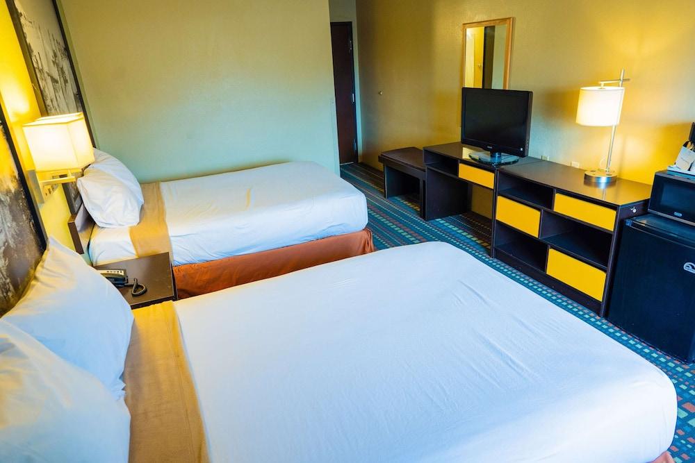 Super 8 by Wyndham Belen NM photo 3