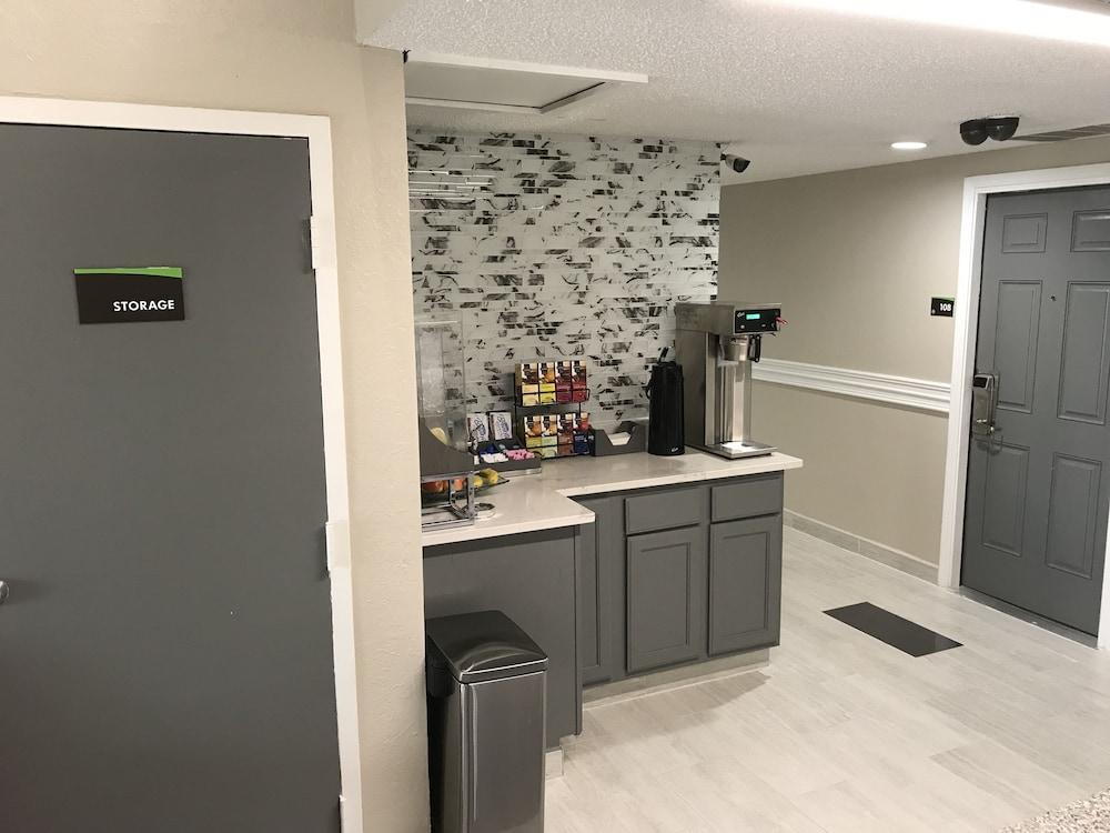 Hometown Inn & Suites photo 42