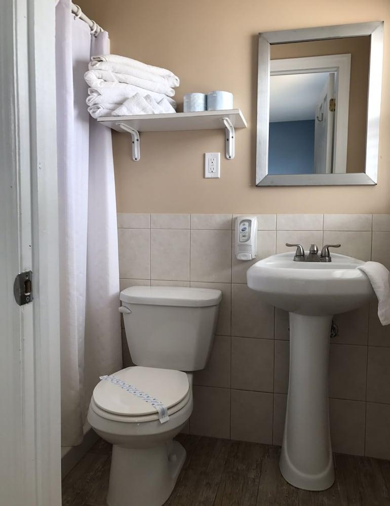 Pelican Point Motel photo 10
