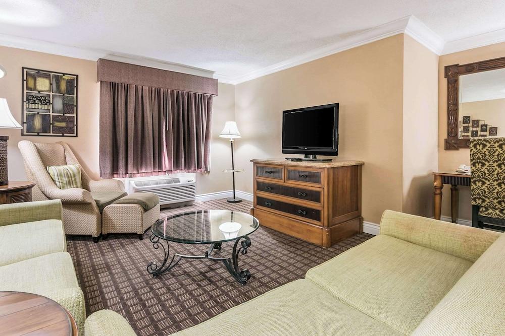 Quality Inn & Suites photo 11