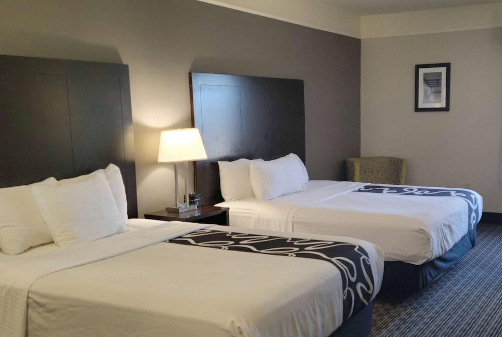 La Quinta Inn & Suites by Wyndham Beaumont West photo 12