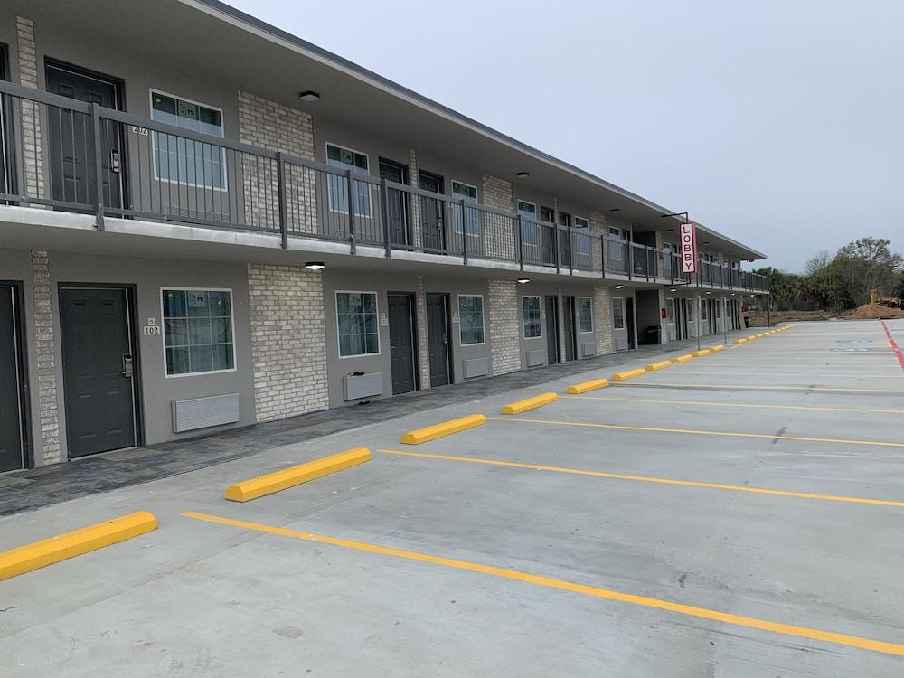 Super 8 by Wyndham Sulphur South photo 12