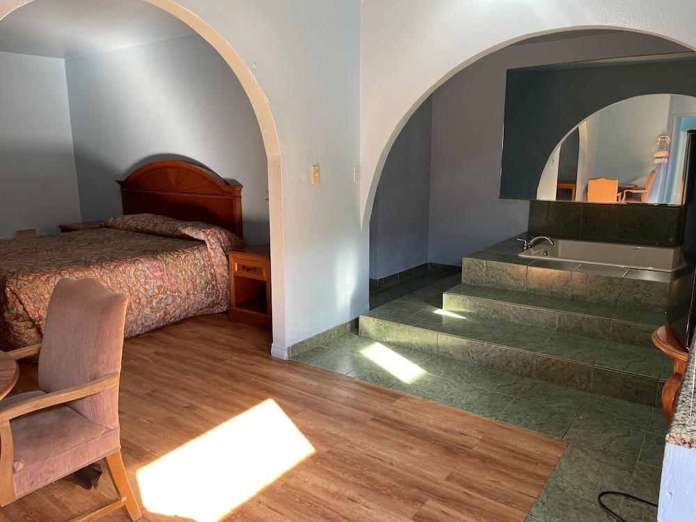 Full Moon Inn photo 2