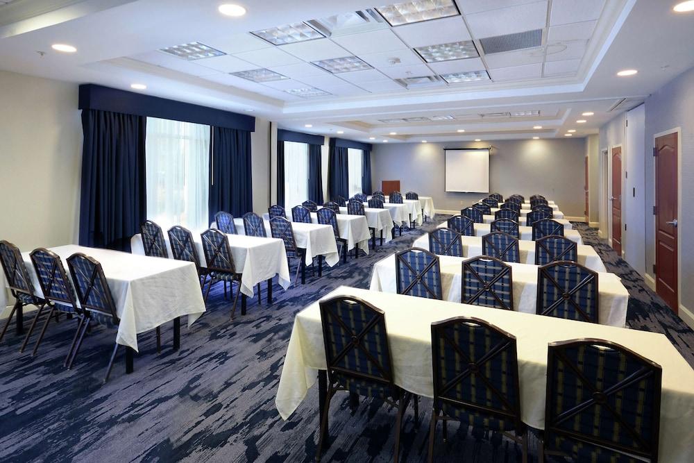 Hampton Inn & Suites Clinton - I-26 photo 39