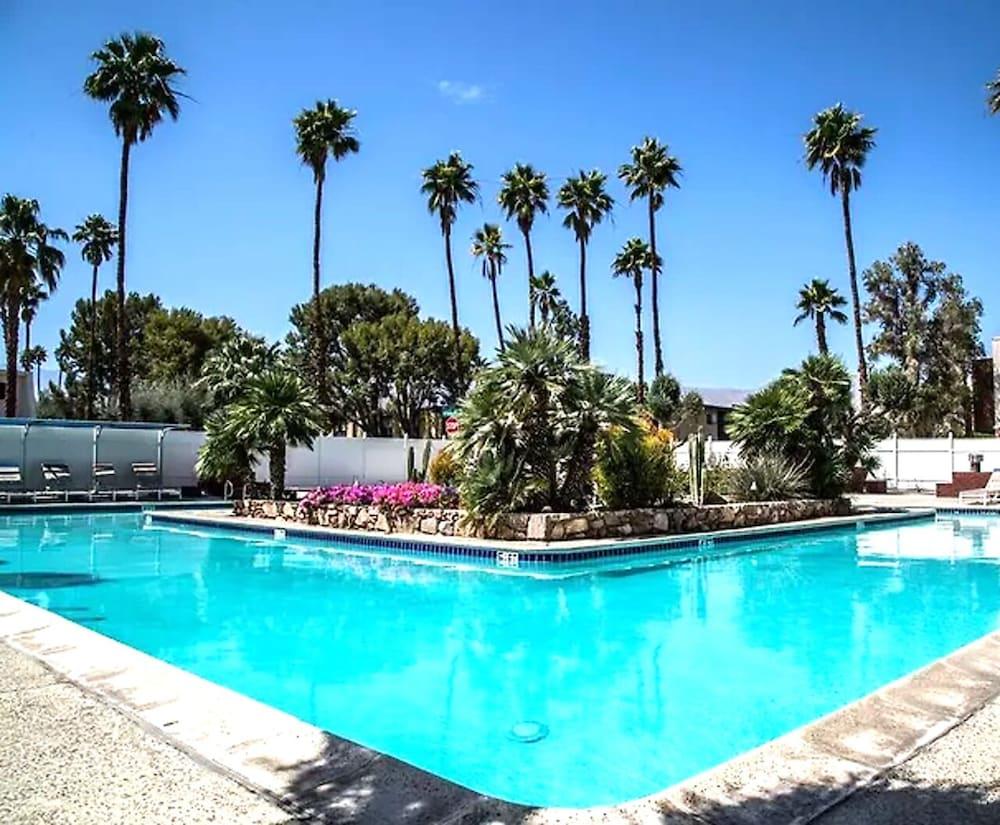 Palm Desert Suites photo 8