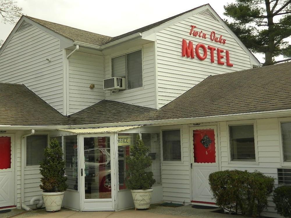 Twin Oaks Motel photo 1
