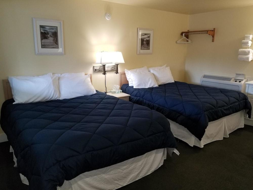 Captain's Quarters Motel photo 10