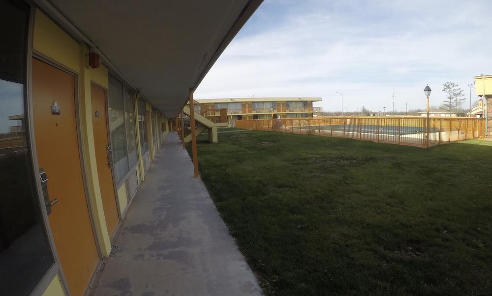 Days Inn by Wyndham Salem, Illinois photo 36