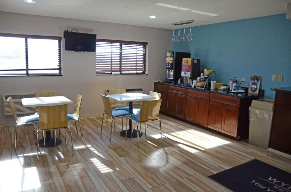 Days Inn by Wyndham Le Roy/Bloomington Southeast photo 12