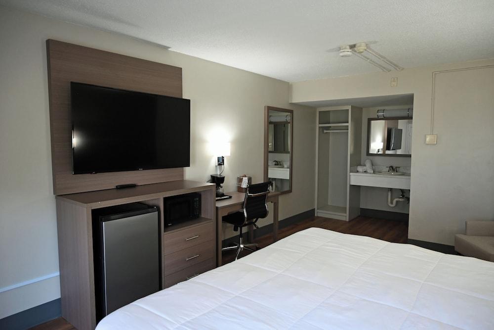 Whaler Inn and Suites photo 4