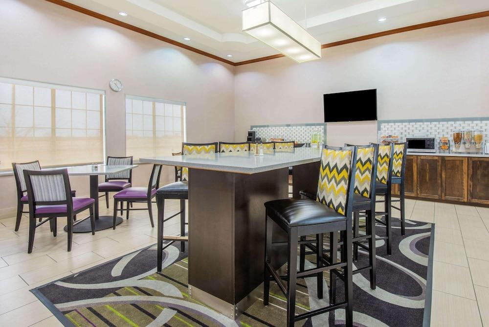 La Quinta Inn & Suites by Wyndham Gainesville photo 16