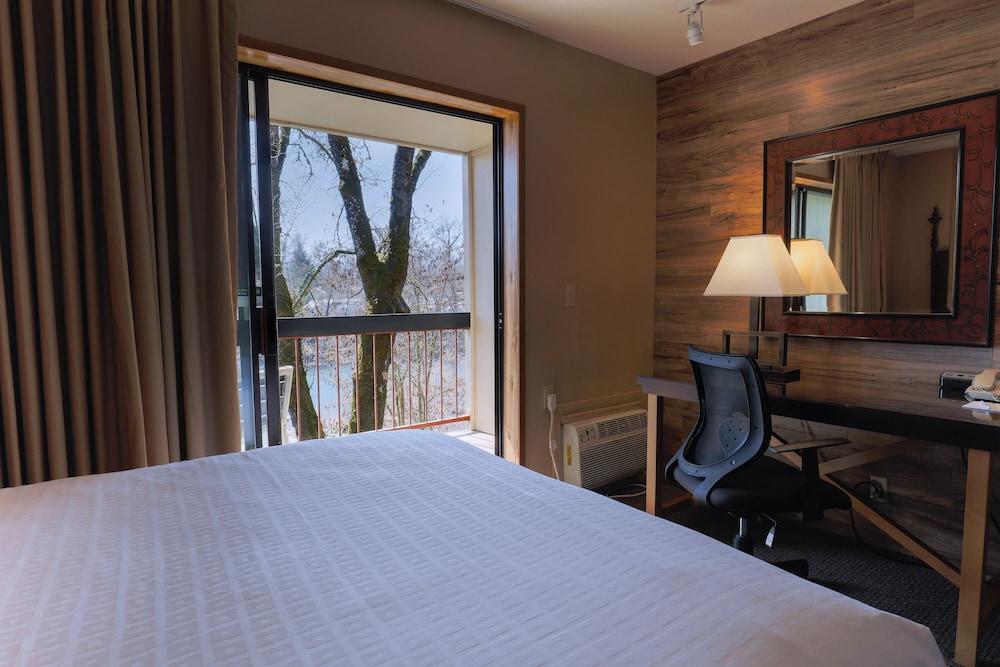 Riverside Inn photo 41