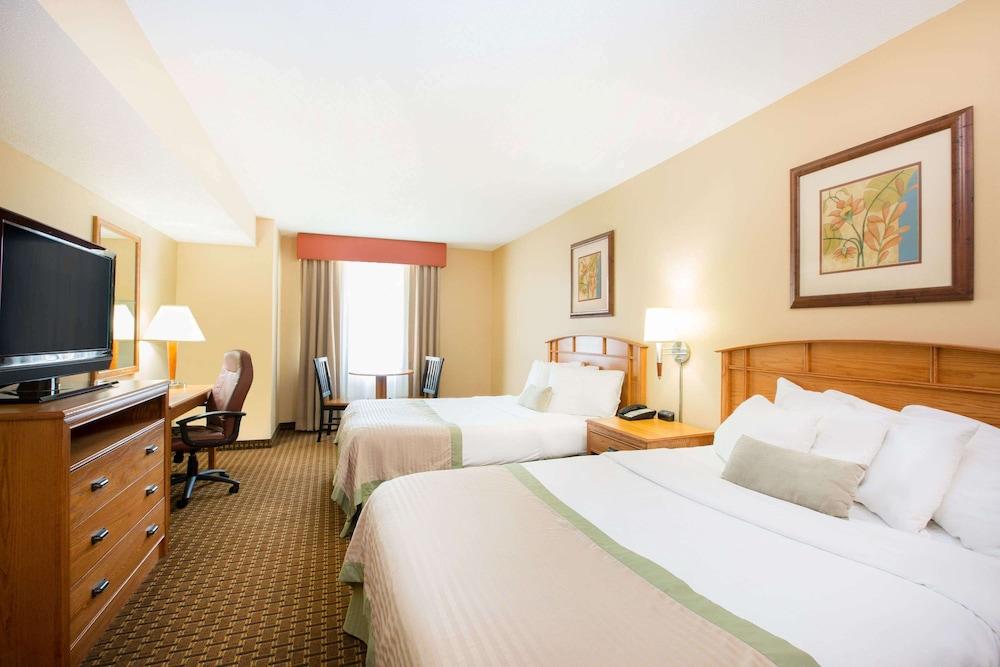 Ramada Tropics Resort & Conf Center by Wyndham Des Moines photo 3