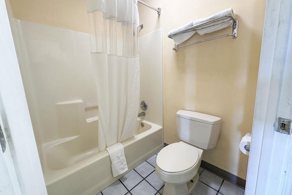 Bonita Lakes Inn by Capital O Meridian I20 photo 41