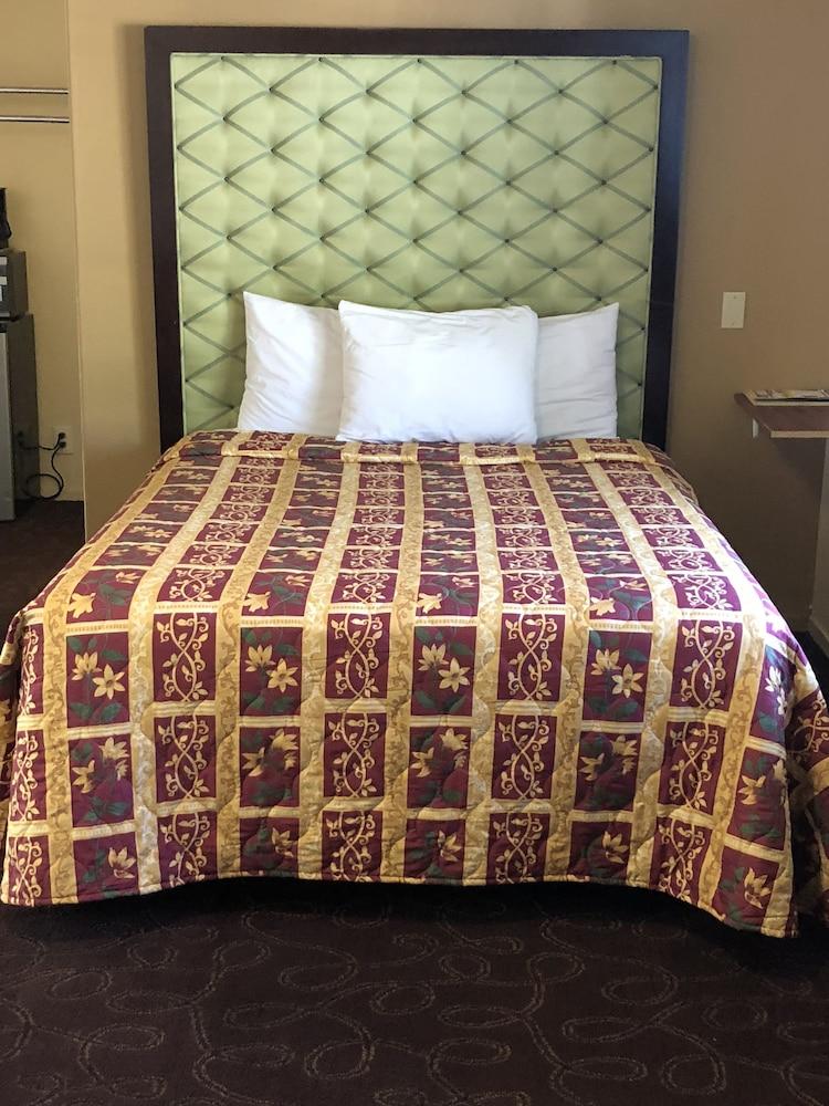 Lamplighter Motel photo 37