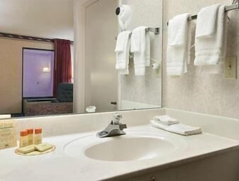 Days Inn by Wyndham Saint Pauls photo 20