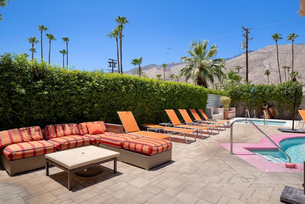 Poolside Fun King Suite photo 1