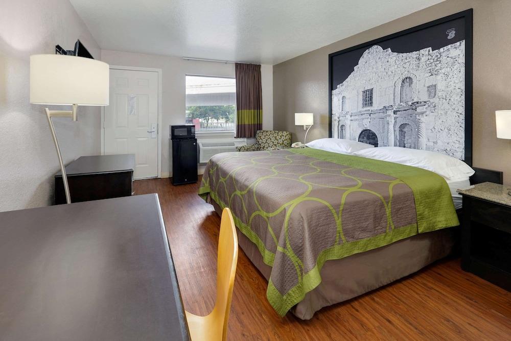 Super 8 by Wyndham San Antonio Pearl District / Downtown photo 18