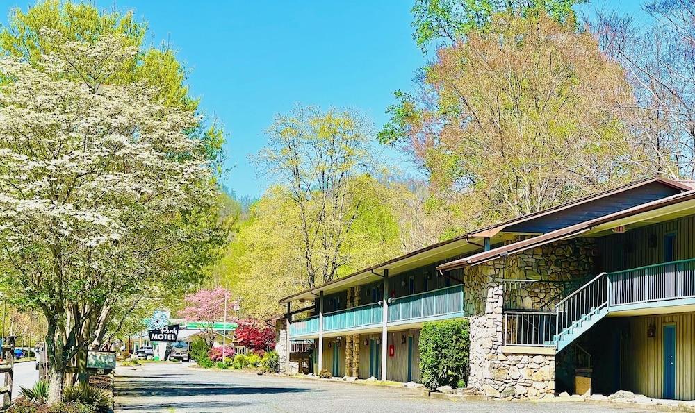 Newfound Lodge on the river photo 1