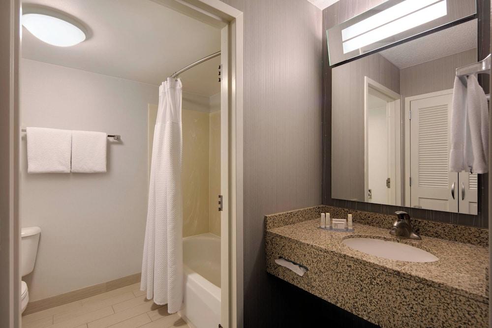 Courtyard by Marriott Grand Rapids Airport photo 16