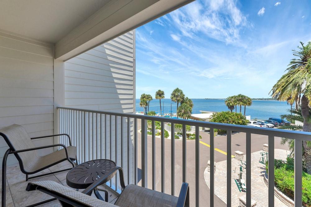 Seaside Luxury Oasis with balcony photo 35