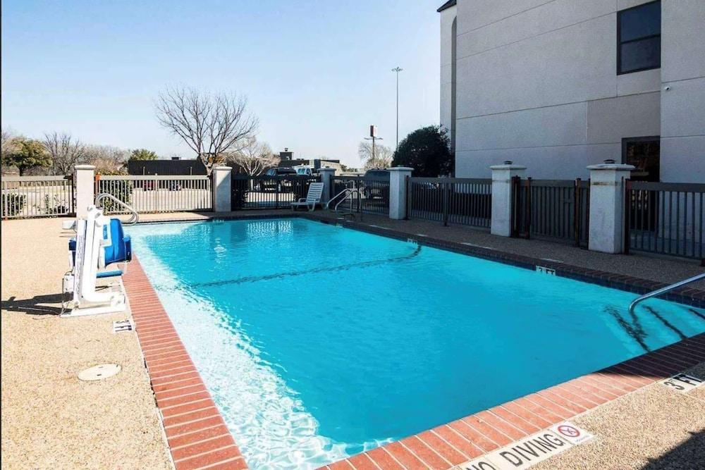 Days Inn by Wyndham Fort Worth North / Fossil Creek photo 13
