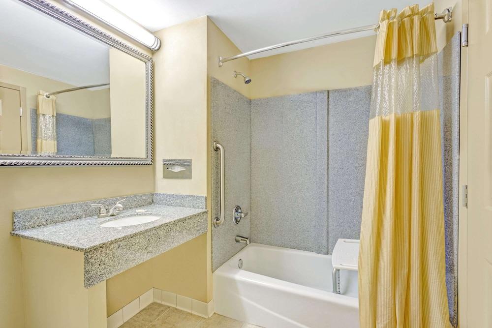 Days Inn & Suites by Wyndham Jeffersonville IN photo 11