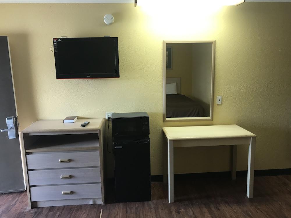 Village Inn Cotulla photo 24
