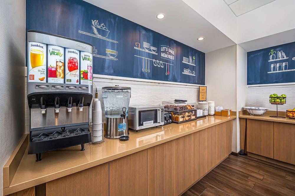 Hampton Inn Chicago North-Loyola Station photo 36