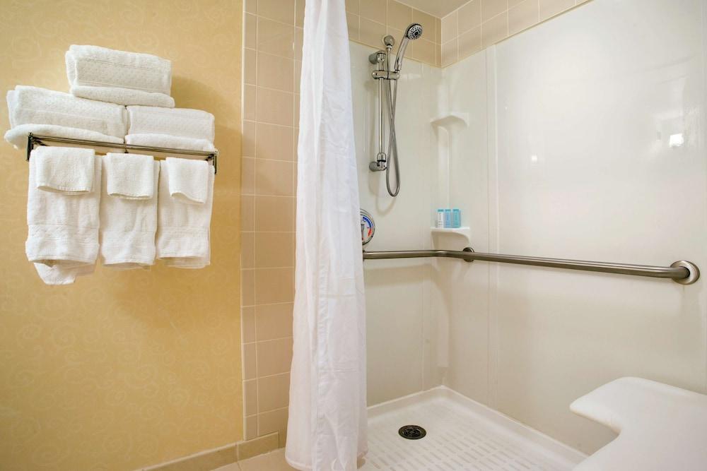 Hilton East Brunswick Hotel & Executive Meeting Center photo 14