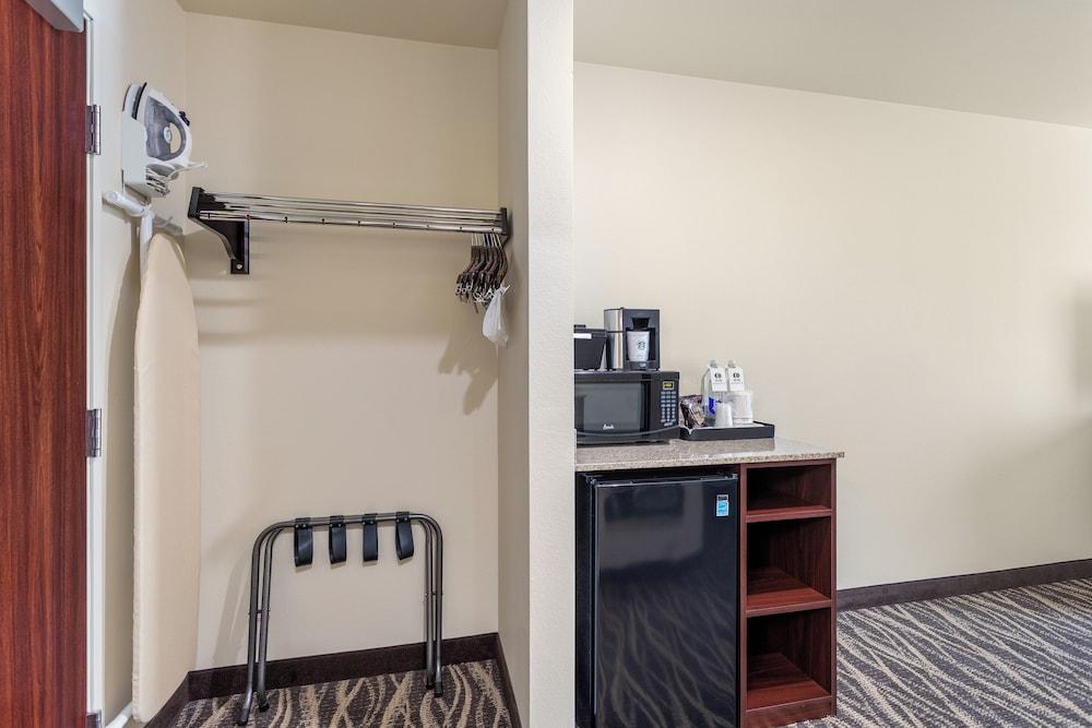 Cobblestone Hotel & Suites - Waukesha photo 13
