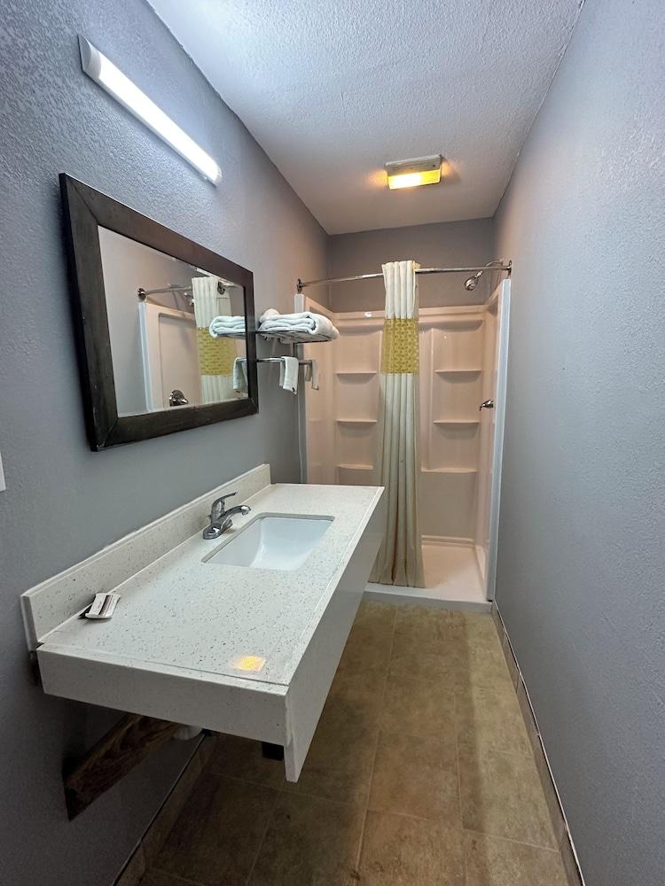 Budget Inn Magnolia photo 15