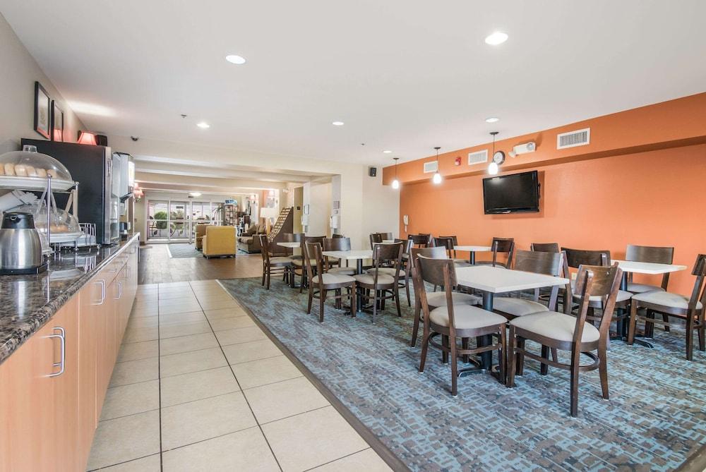 Sleep Inn & Suites Ronks - Lancaster Area photo 57