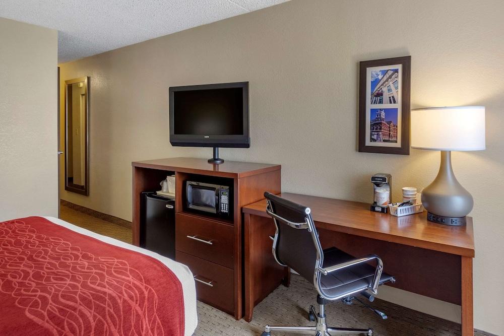 Comfort Inn & Suites Rochelle - DeKalb photo 73