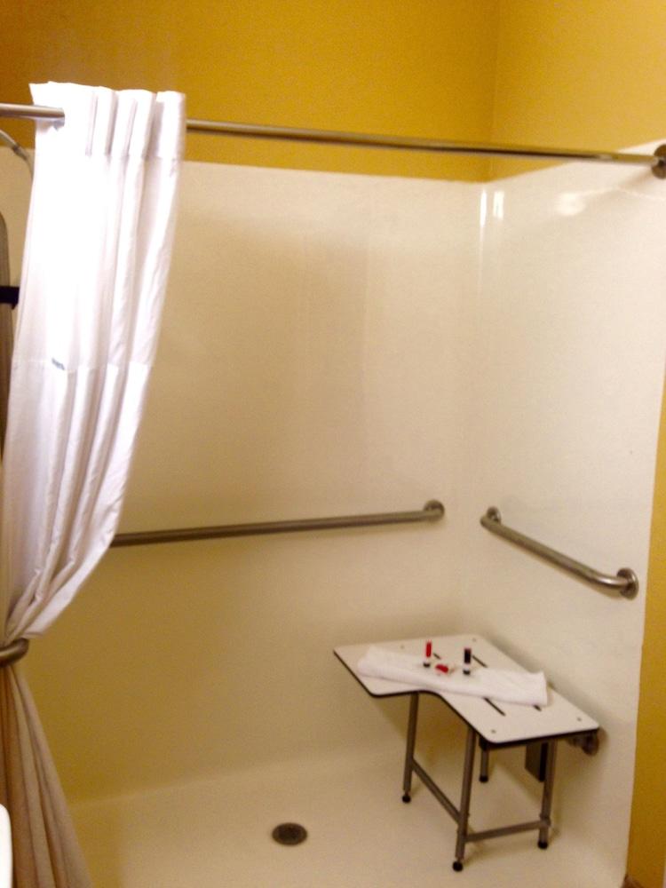 Microtel Inn & Suites by Wyndham Greenville/University Medic photo 28