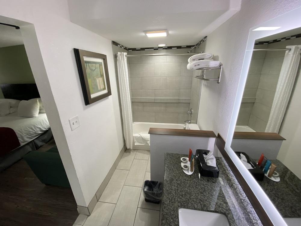 Lx Hotel, Powered by ACW Circle photo 53